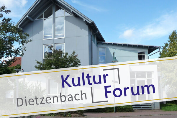 Bild vergr&ouml;&szlig;ern: Frontansicht der Stadtb&uuml;cherei mit der Beschriftung "Kulturforum Dietzenbach".