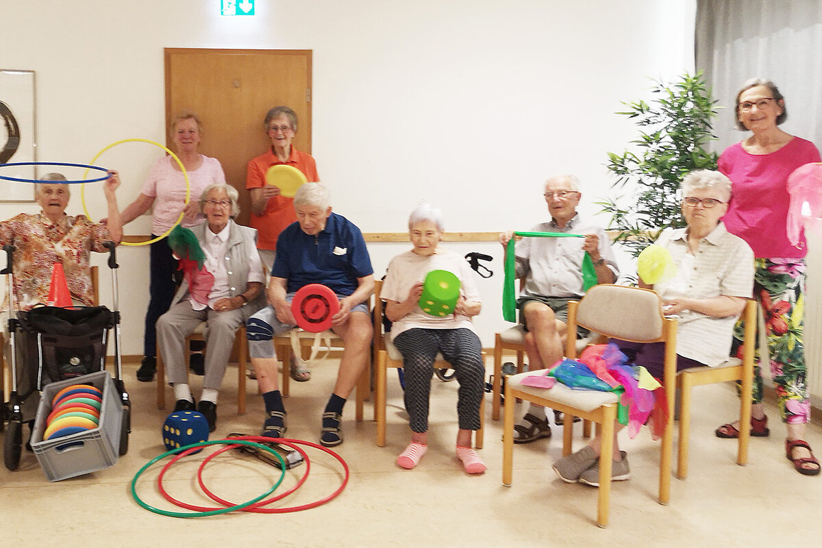Mit Freude und Bewegung dabei: Die Gymnastikgruppe &raquo;mo:ment!&laquo; der St&auml;dtischen Seniorenarbeit zeigt, dass Bewegung auch im Alter Spa&szlig; macht und Gemeinschaft verbindet. Mit abwechslungsreichen &Uuml;bungen und viel guter Laune h&auml;lt sich die Gruppe gemeinsam fit.
Im Bild: die Leiterinnen Karin Winkler-Deneberger und Elke Toussaint gemeinsam mit den Teilnehmerinnen und Teilnehmern der Gruppe.