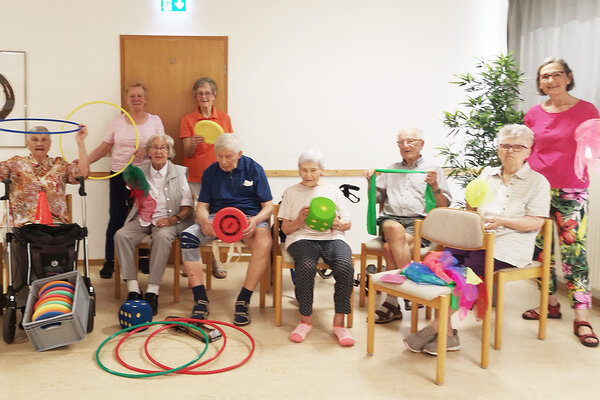 Mit Freude und Bewegung dabei: Die Gymnastikgruppe &raquo;mo:ment!&laquo; der St&auml;dtischen Seniorenarbeit zeigt, dass Bewegung auch im Alter Spa&szlig; macht und Gemeinschaft verbindet. Mit abwechslungsreichen &Uuml;bungen und viel guter Laune h&auml;lt sich die Gruppe gemeinsam fit.
Im Bild: die Leiterinnen Karin Winkler-Deneberger und Elke Toussaint gemeinsam mit den Teilnehmerinnen und Teilnehmern der Gruppe.