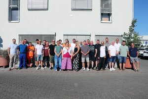 Bild vergr&ouml;&szlig;ern: Die Teilnehmenden der interkommunalen Winterdienst-Schulung trafen sich bei den St&auml;dtischen Betrieben in Dietzenbach.