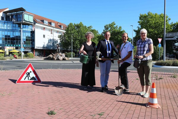 Das Werkzeug steht symbolisch parat f&uuml;r die n&auml;chsten Entsiegelungsma&szlig;nahmen in Dietzenbach - los geht es im August 2026 am Steinberg-Kreisel: Nacheinander werden an f&uuml;nf Standorten betonierte Fl&auml;chen zur&uuml;ckgebaut, Baumscheiben vergr&ouml;&szlig;ert und neue Gr&uuml;nfl&auml;chen geschaffen. Im Bild am Steinberg-Kreisel: Dr. Tanja Langhans (Klimaschutz), Dr. Dieter Lang (B&uuml;rgermeister), Stefan Rogge (Bereichsleiter Gr&uuml;nfl&auml;chen, St&auml;dtische Betriebe), Christine Kummerow (Abteilung Umwelt und Forst, St&auml;dtische Betriebe)