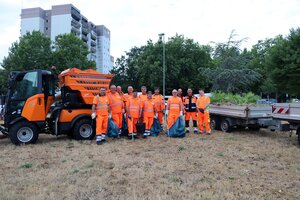 Bild vergr&ouml;&szlig;ern: Gemeinsam im Einsatz am &raquo;Innenohr&laquo; waren Mitarbeitende von St&auml;dtischen Betrieben und Stadtwerken, mit ihnen auch Guido Schick, Betriebsleiter der St&auml;dtischen Betriebe Dietzenbach.