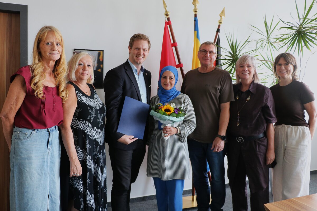 Zeynep Kesat (Mitte) begeht ihr 25-j&auml;hriges Dienstjubil&auml;um in der Kreisstadt Dietzenbach - es gratulierten: Barbara Spahn (Kita 9), Steffi Bardol (Kita 1), Erster Stadtrat Ren&eacute; Bacher, Michael Kl&ouml;&szlig;mann (Personalrat), Gabriele R&uuml;tzel (Fachbereich Zentrale Steuerung, Stadtplanung & -entwicklung), Karin Fiedel (Abteilung Kindertagesst&auml;tten).