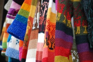 Bild vergr&ouml;&szlig;ern: Farbenfrohe Kleidung