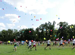 Bild vergrößern: Bunte Luftballons steigen in den Himmel auf