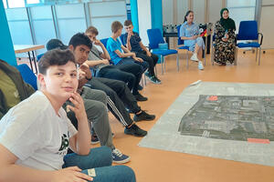 Bild vergrößern: Jugendliche beim Beteiligungsworkshop im Haus der Integration.