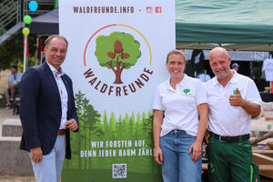 Bild vergrößern: Bürgermeister Dr. Dieter Lang mit zwei Mitgliedern der "Waldfreunde".