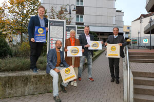 Bild vergrößern: Erster Stadtrat René Bacher, Stefan Rogge (GVD), Martina Thater-Rebel (Wirtschaftsförderung), Guido Kaupat (1. Vorsitzender GVD) & Bürgermeister Dr. Dieter Lang (von links).