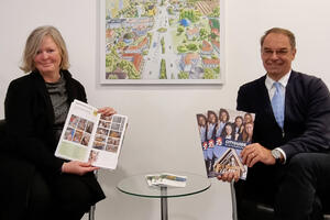 Bild vergrößern: Freuen sich über die druckfrische Ausgabe des Cityguide 2023: Friederike Mühleck und Dr. Dieter Lang.