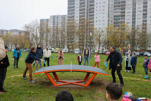 Bild vergrößern: Erster Stadtrat René Bacher und Bürgermeister Dr. Dieter Lang probieren die Teqball-Platte mit Ball und Schlägern aus