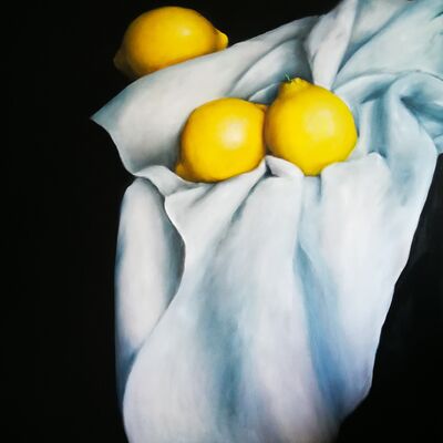 Bild vergrößern: Das Bild des Monats Dezember 2022 ist von der Künstlerin Dorita Jung. Es zeigt es Bild in Öl auf Leinwand mit dem Namen "Zitronen auf Faltenwurf".