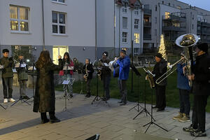 Bild vergrößern: Musikschule Dietzenbach spielt Weihnachtsmusik für Seniorinnen und Senioren.