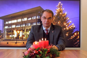 Bild vergrößern: Bürgermeister Dr. Dieter Lang während seiner Weihnachtsansprache 2022.