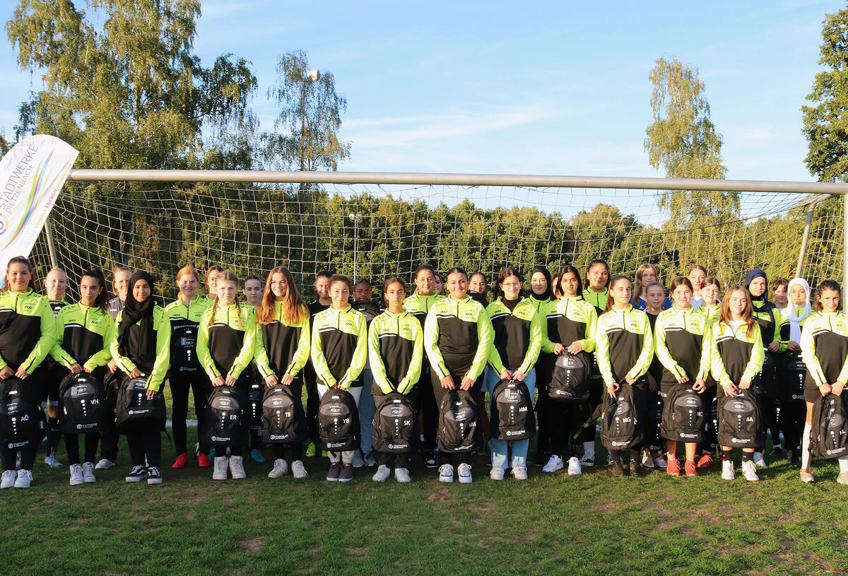 Die Fußballerinnen des FC Dietzenbach mit ihren neuen, von den Stadtwerken gesponserten, Rucksäcken.