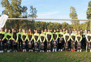 Bild vergrößern: Die Fußballerinnen des FC Dietzenbach mit ihren neuen, von den Stadtwerken gesponserten, Rucksäcken.